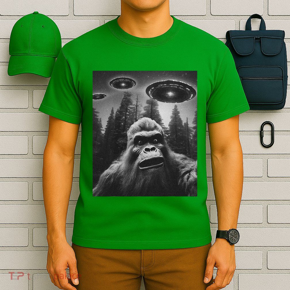 Bigfoot Sasquatch Alien Ufo T-Shirt