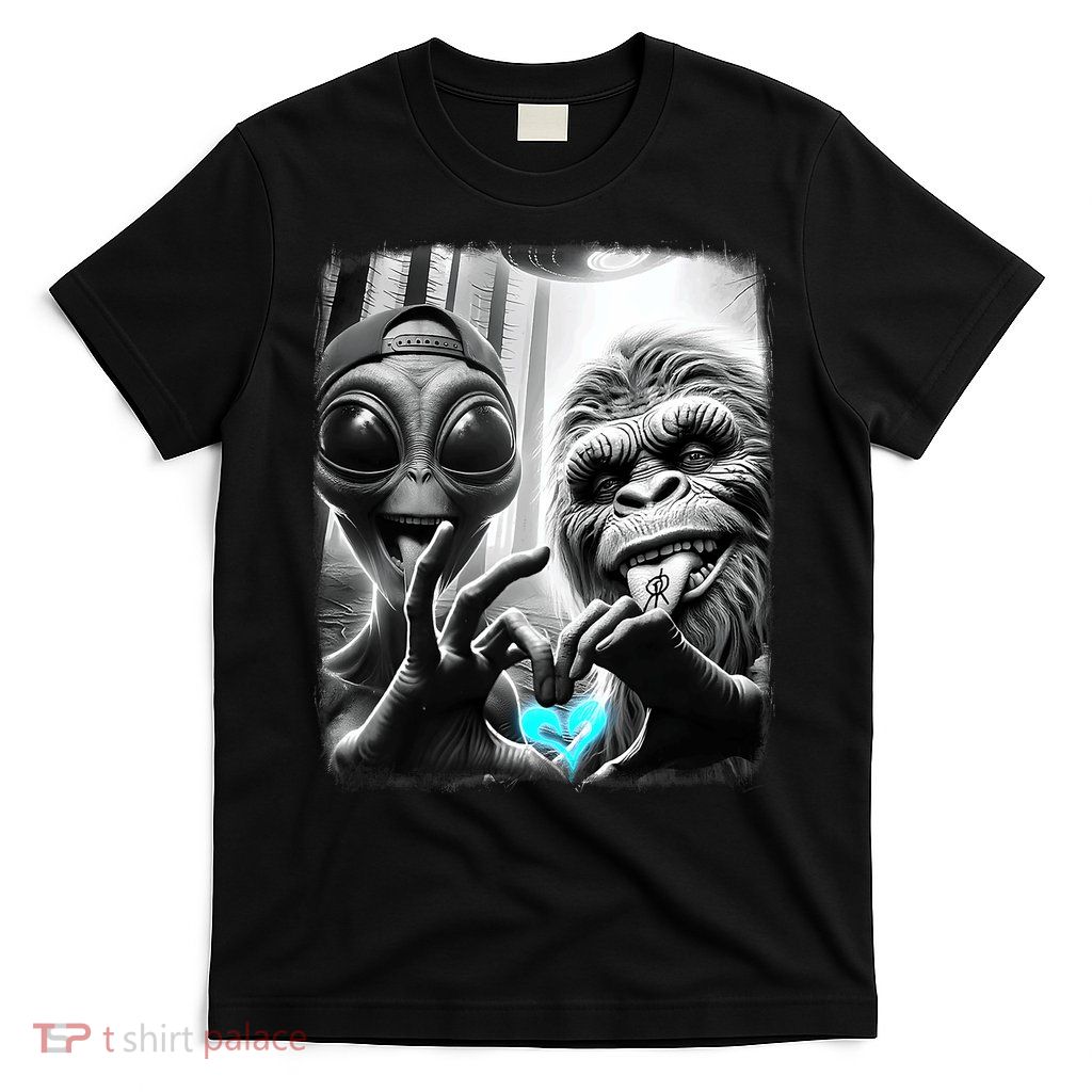 Bigfoot Sasquatch Alien Lovefest Love Hand Sign 0LTD4V T-Shirt