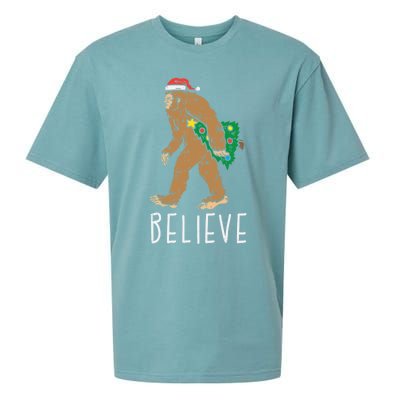 Believe Sasquatch Bigfoot Santa Hat Fun Christmas Tree Gift Sueded Cloud Jersey T-Shirt