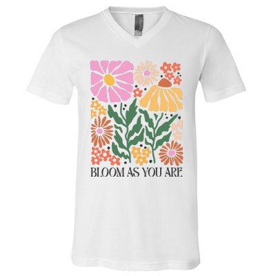 Boho Summer Flower Botanical Nature Lover Floral Wildflower V-Neck T-Shirt