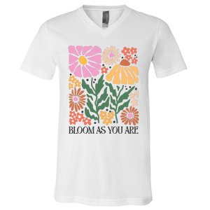 Boho Summer Flower Botanical Nature Lover Floral Wildflower V-Neck T-Shirt