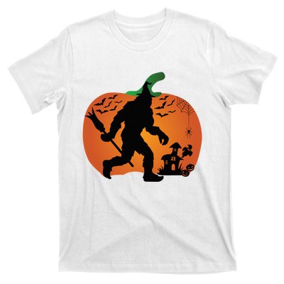 Bigfoot Sasquatch Halloween Lover Witch Giant Pumpkin Halloween Haunted House T-Shirt