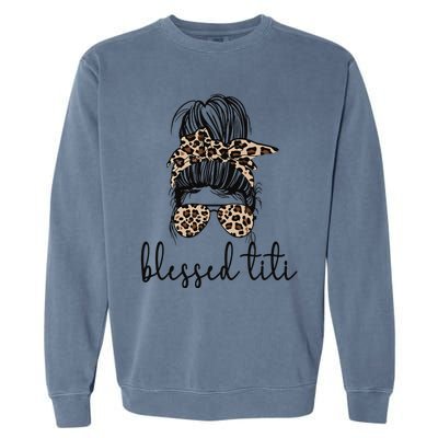 Blessed Titi Aunt Messy Bun Titi Auntie Mother's Day Garment-Dyed Sweatshirt