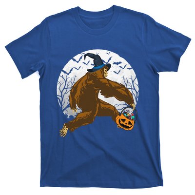 Bigfoot Witch Holding Halloween Pumpkin For Sasquatch Lovers T-Shirt