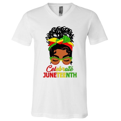 Black Wo Messy Bun Juneteenth Celebrate Indepedence Day V-Neck T-Shirt