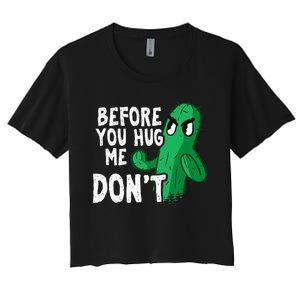 Before you hug me don't – Sarcasm quote no hugs not a hugger Women's Crop Top Tee