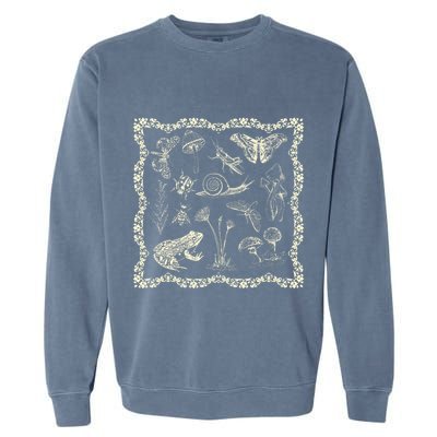 Cottagecore Aesthetic Frog And Mushroom Goblincore Garment-Dyed Sweatshirt