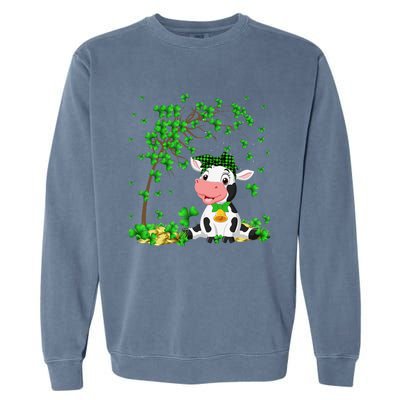 Cute Cow Holding Lucky Shamrock Leaf Farmer St Patrick's Day Garment-Dyed Sweatshirt