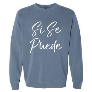 Cute Español Quote Spanish Feminist Sí Se Puede Great Gift Garment-Dyed Sweatshirt