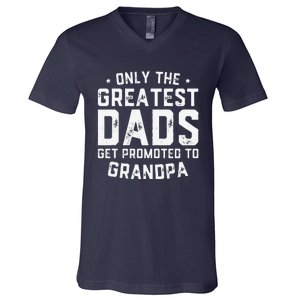 Cute Greatest Dads Get Promoted To Grandpa Fathers Day V-Neck T-Shirt