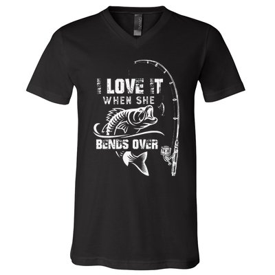 Cute I Love It When She Bends Over Funny Fishing Quote Gift V-Neck T-Shirt