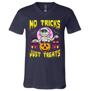 Cute Mummy Halloween No Tricks Just Treats Spooky Costume V-Neck T-Shirt