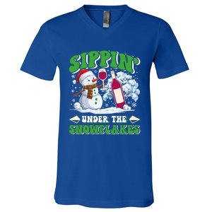 Christmas Market Sippin Under The Snowflakes Mulled Wine Gift V-Neck T-Shirt