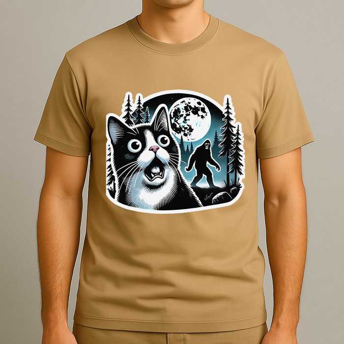 Cool Sasquatchscared Cat Funny Bigfoot T-Shirt