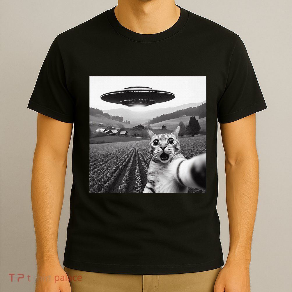 Cat Selfie With Alien Ufo Funny Cat Gifts T-Shirt