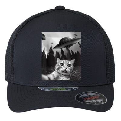 Cat Selfie With Alien UFO Funny Cat Lovers Spaceship Gift Flexfit Unipanel Trucker Cap