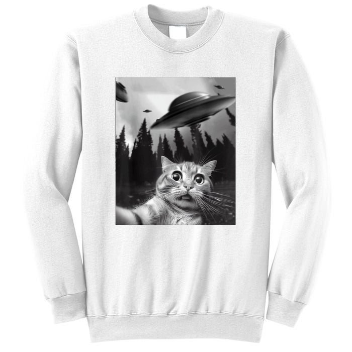 Cat Selfie With Alien UFO Funny Cat Lovers Spaceship Gift Sweatshirt