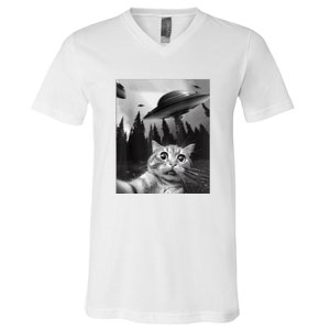 Cat Selfie With Alien UFO Funny Cat Lovers Spaceship Gift V-Neck T-Shirt