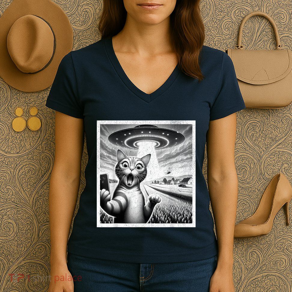 Cat Selfie With Alien Ufo Funny Cat For Women Women's V-Neck T-Shirt