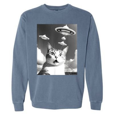 Cat Selfie With Alien UFO Spaceship Funny Cat Lovers Garment-Dyed Sweatshirt