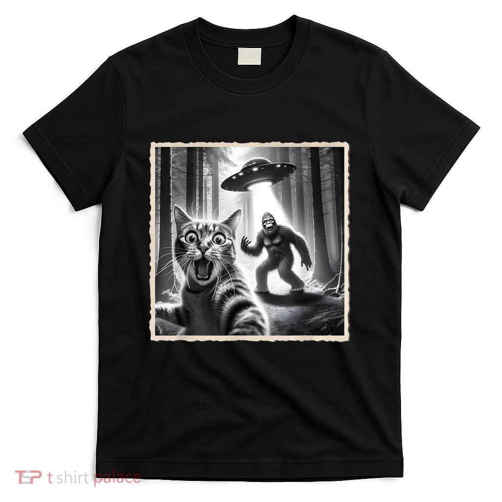Cat Selfie With Bigfoot & Ufo  Funny Sasquatch & Cat T-Shirt