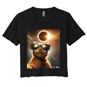 Cat Taking A Selfie With Solar 2024 Eclipse Wearing Glasses Women's Crop Top Tee