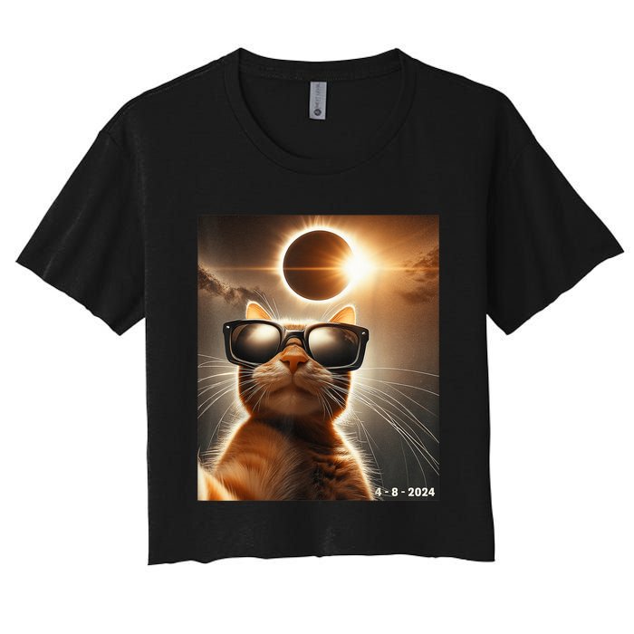 Cat Taking A Selfie With Solar 2024 Eclipse Wearing Glasses Women's Crop Top Tee