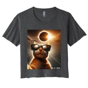 Cat Taking A Selfie With Solar 2024 Eclipse Wearing Glasses Women's Crop Top Tee