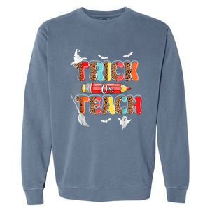 Cute Trick Or Teach Fun Halloween Teacher Leopard Groovy Garment-Dyed Sweatshirt