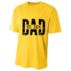 Dad Est. 2024 Gift Dad Fathertobe 2024 Fathers Day Performance Sprint T-Shirt