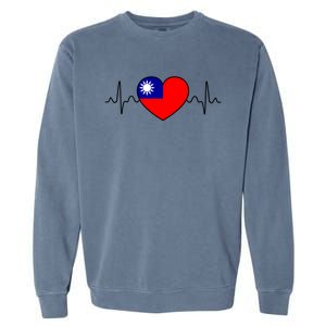 Distressed Flag Heartbeat Design Cool Taiwan Flag Gift Garment-Dyed Sweatshirt