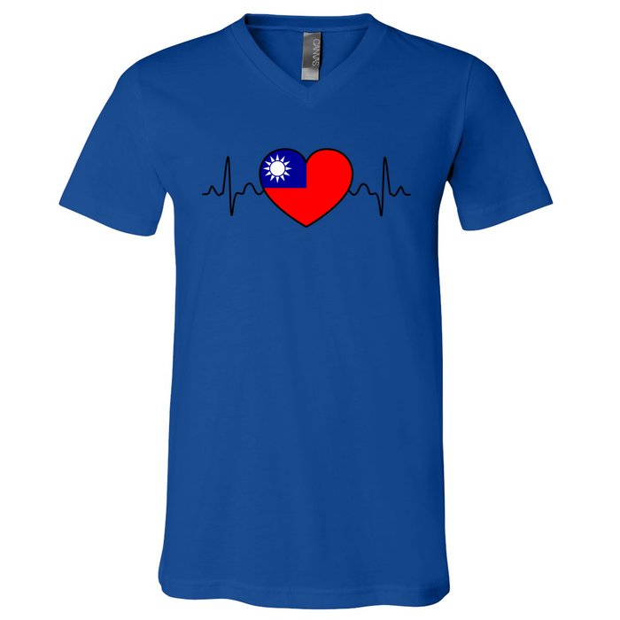 Distressed Flag Heartbeat Design Cool Taiwan Flag Gift V-Neck T-Shirt