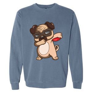 Disc Golf Pug Dog Gift Funny Disc Golfing Funny Gift Gift Garment-Dyed Sweatshirt