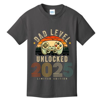 Dad Level Unlocked 2025 Dad Est 2025 Promoted To Dad 2025 Kids T-Shirt
