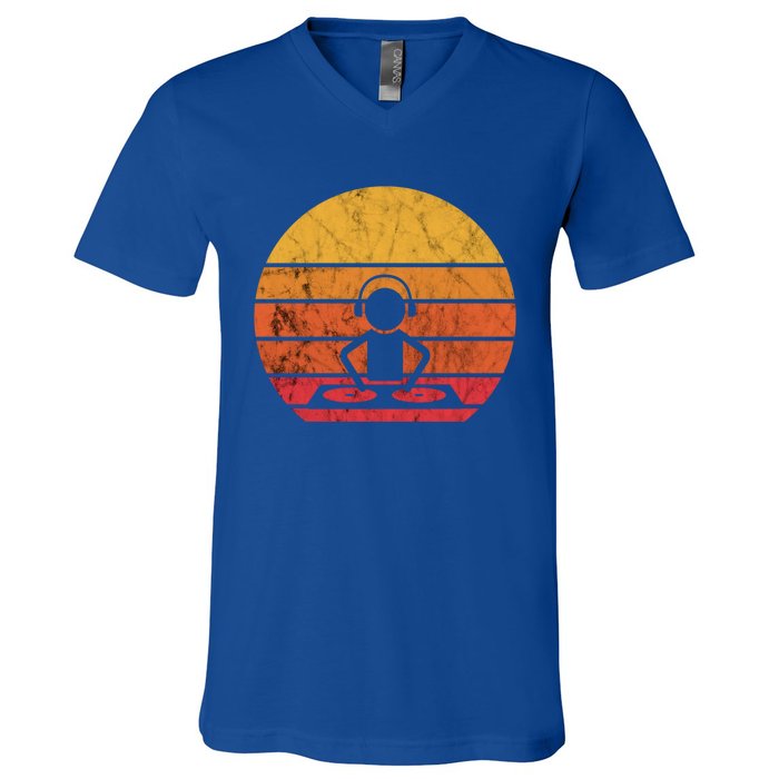 Dj Music Producer Beatmaker Retro Vintage Sunset Turntable Gift V-Neck T-Shirt