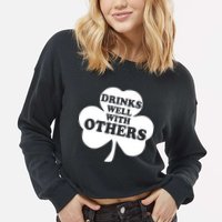 Drinks Well With Others Funny St. Patrick's Day Drinking Cropped Pullover Crew
