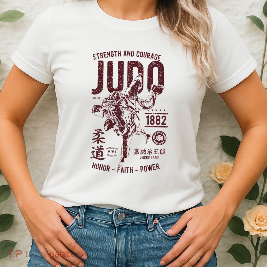 Distressed Retro Judo Outfit Vintage Judo Womens T-Shirt