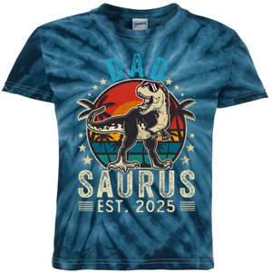 Dad To Be 2025 Dad Saurus Dinosaur Promoted To Daddy 2025 Kids Tie-Dye T-Shirt