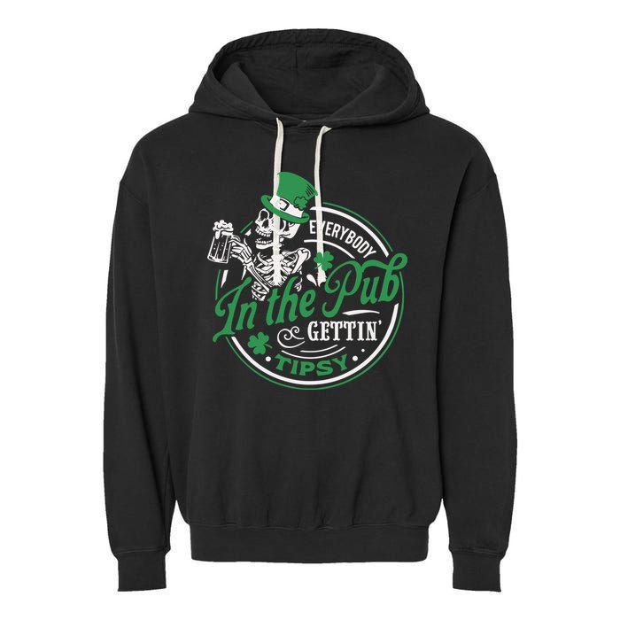 Everybody In The Pub Gettin Tipsy Shenanigans Drinking Garment-Dyed Fleece Hoodie