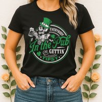 Everybody In The Pub Gettin Tipsy Shenanigans Drinking Womens T-Shirt
