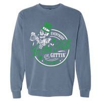 Everybody In The Pub Gettin Tipsy Shenanigans Drinking Garment-Dyed Sweatshirt