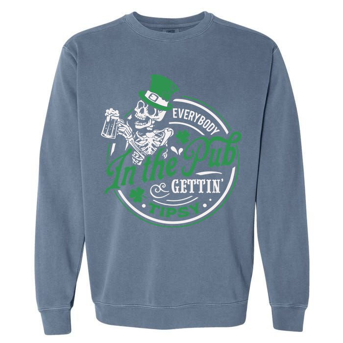 Everybody In The Pub Gettin Tipsy Shenanigans Drinking Garment-Dyed Sweatshirt