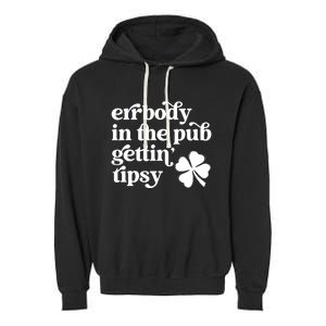 Errbody In The Pub Getting Tipsy St Patricks Day Drinking Garment-Dyed Fleece Hoodie