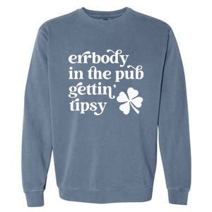 Errbody In The Pub Getting Tipsy St Patricks Day Drinking Garment-Dyed Sweatshirt