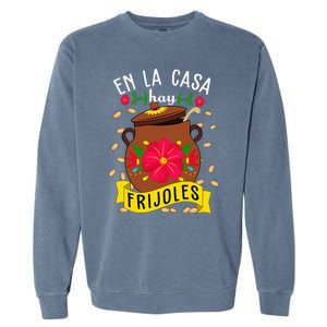 En La Casa Hay Frijoles Funny Mexican Mom Mexican Food Garment-Dyed Sweatshirt