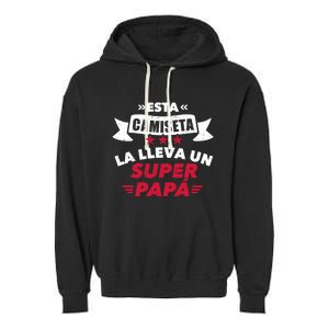 Esta La Lleva Un Super Papá Garment-Dyed Fleece Hoodie