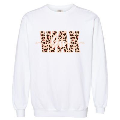 Esthetician Leopard Pattern Waxing Wax Boss Meaningful Gift Garment-Dyed Sweatshirt