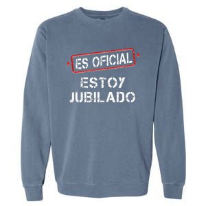 Es Oficial Estoy Jubilado Funny Spanish Retired Man Garment-Dyed Sweatshirt