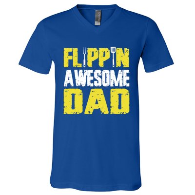 Flippin Awesome Dad Quote Barbecue Chef Dad Meaningful Gift V-Neck T-Shirt