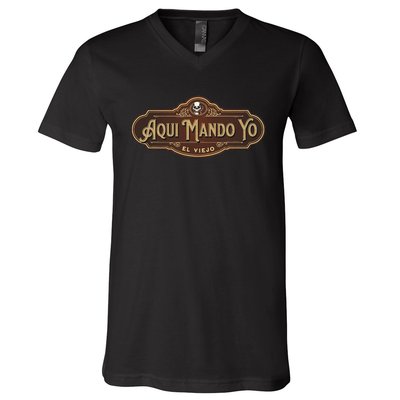 Funny Aquí Mando Yo El Viejo V-Neck T-Shirt